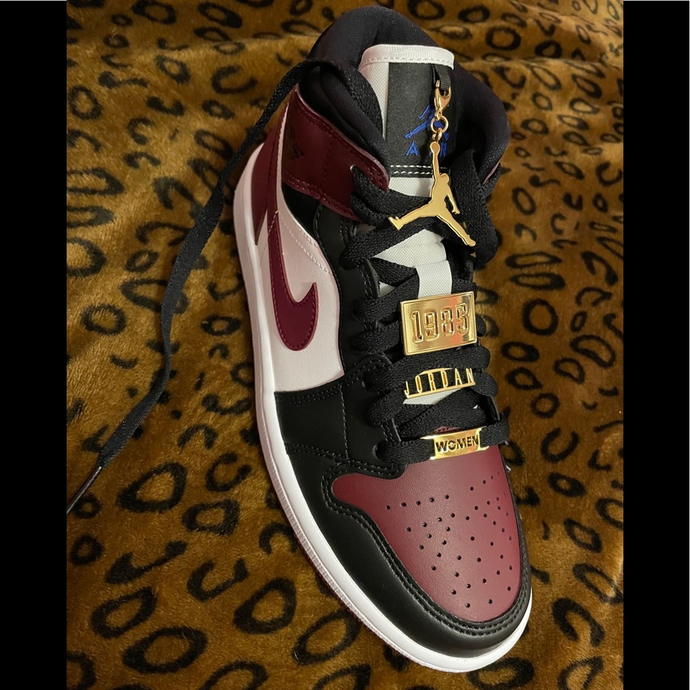Womens air jordan 1 mid